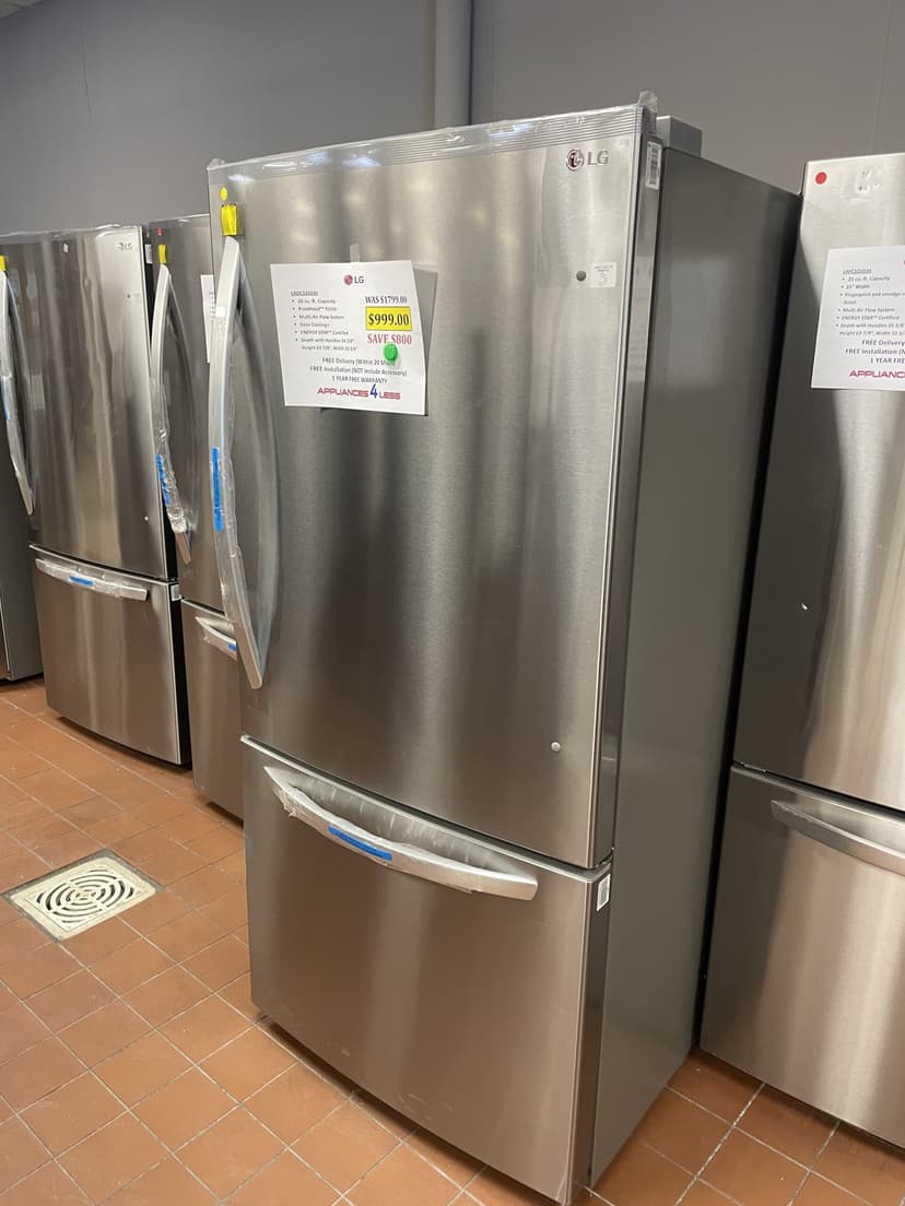Cascadia CBM22 33" Bottom-Freezer Refrigerator
